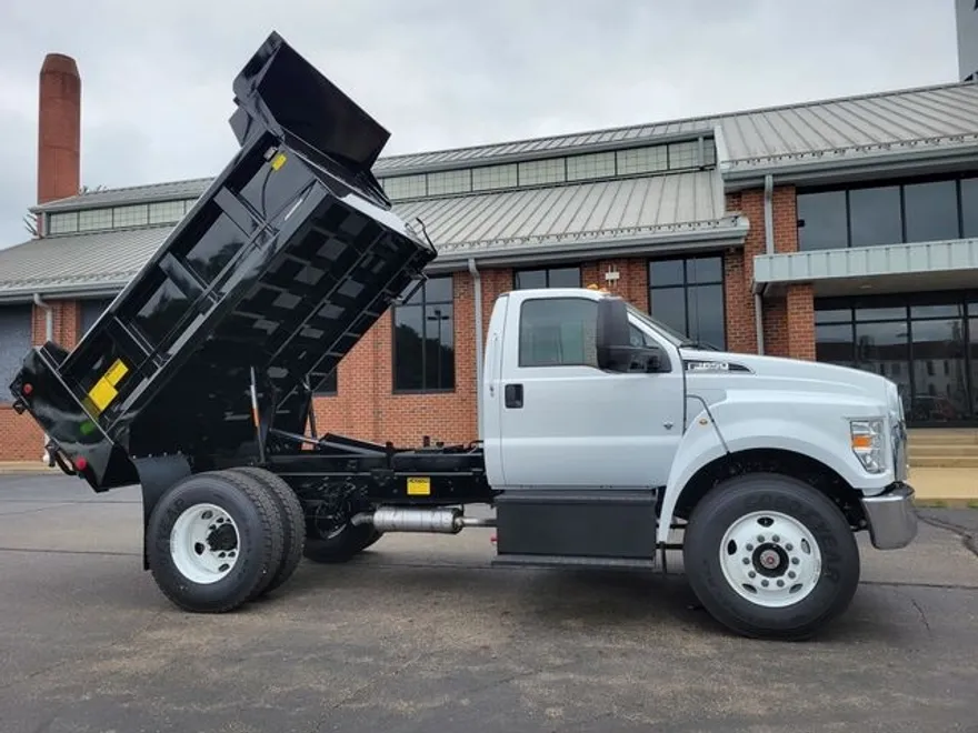 2024 Ford F-650 photo 1