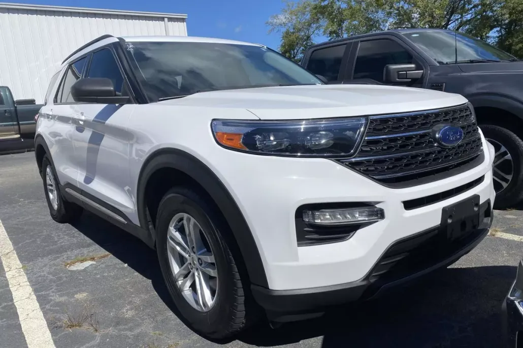 2023 Ford Explorer XLT photo 1