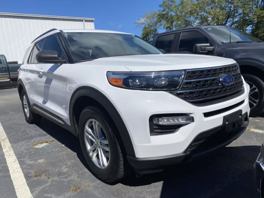 2023 Ford Explorer XLT photo 1