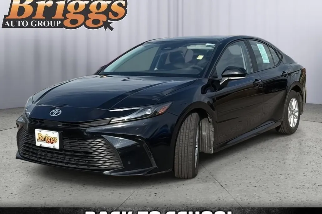 2025 Toyota Camry SE photo 1