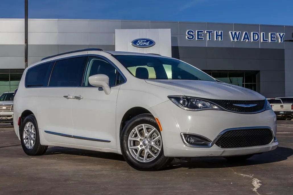 2020 Chrysler Pacifica Touring L photo 1