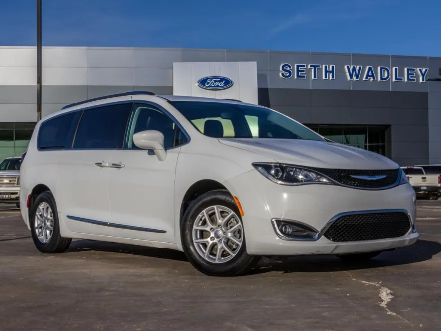 2020 Chrysler Pacifica Touring L photo 1