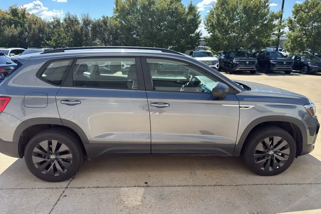 2024 Volkswagen Taos S photo 1