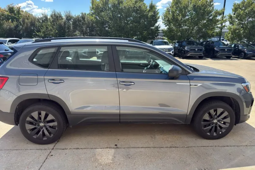 2024 Volkswagen Taos S photo 1