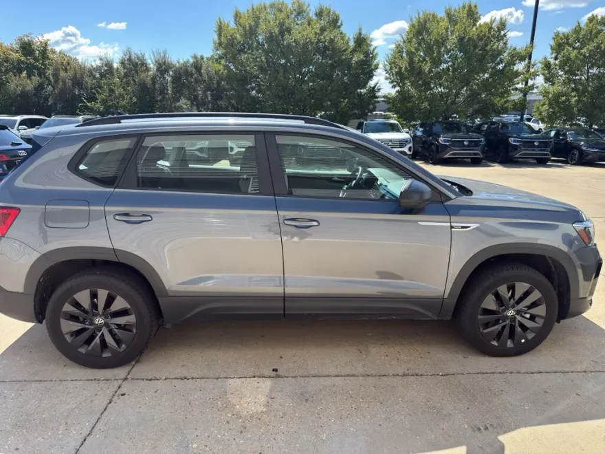 2024 Volkswagen Taos S photo 1