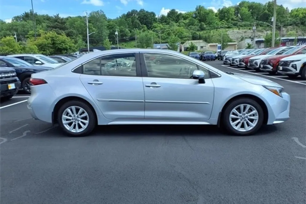 2024 Toyota Corolla Hybrid LE photo 1