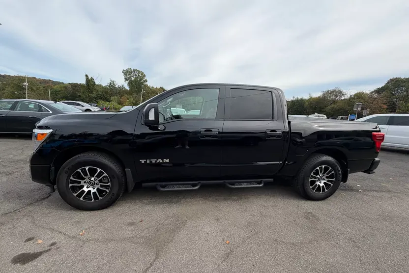 2023 Nissan Titan Crew Cab SV photo 1