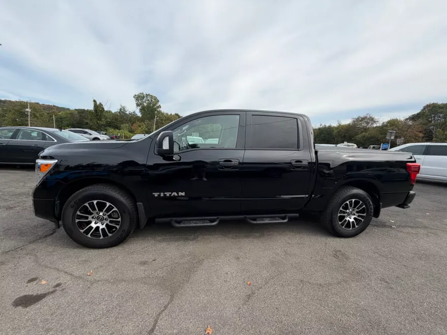 2023 Nissan Titan Crew Cab SV photo 1
