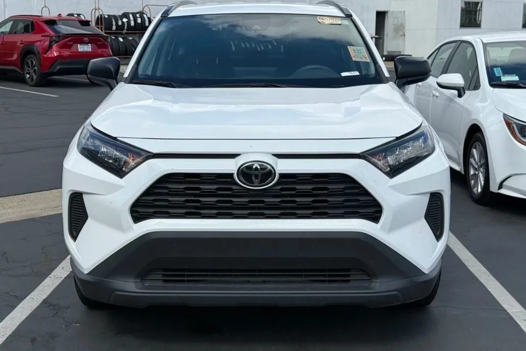 2021 Toyota RAV4 LE photo 1