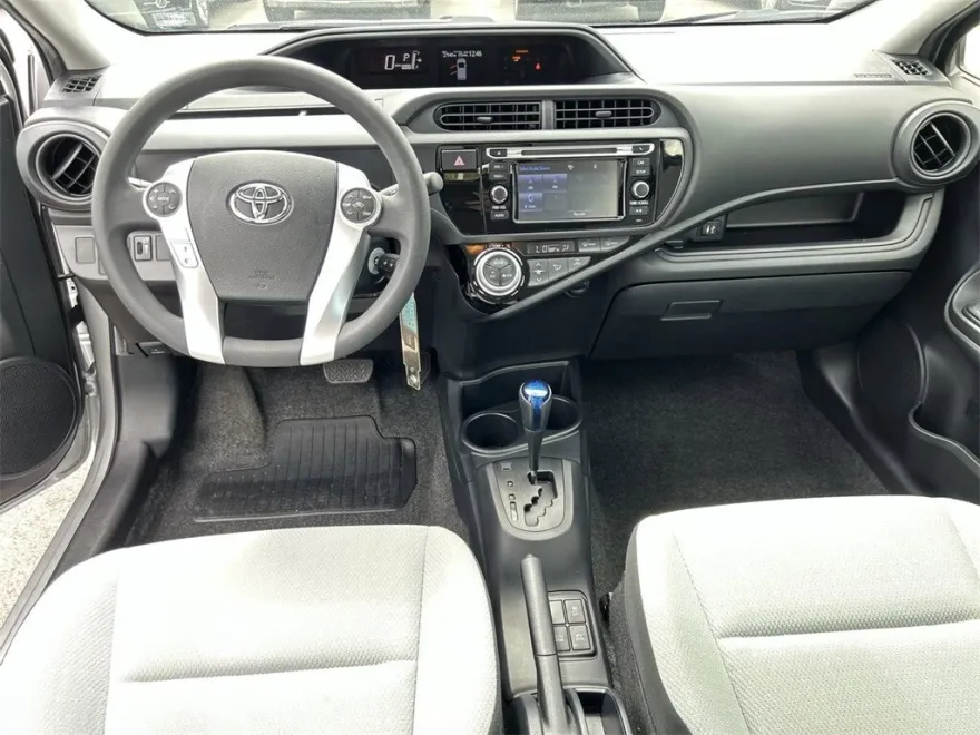 2016 Toyota Prius C One photo 1