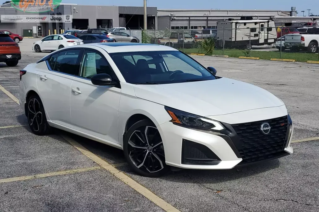 2023 Nissan Altima 2.5 SR photo 1