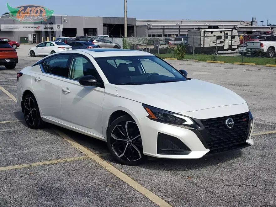 2023 Nissan Altima 2.5 SR photo 1