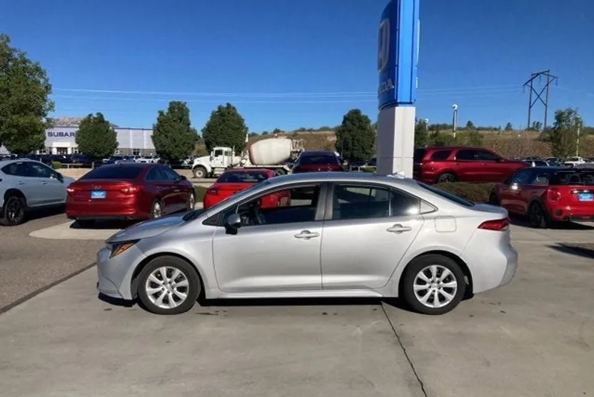 2024 Toyota Corolla LE photo 1