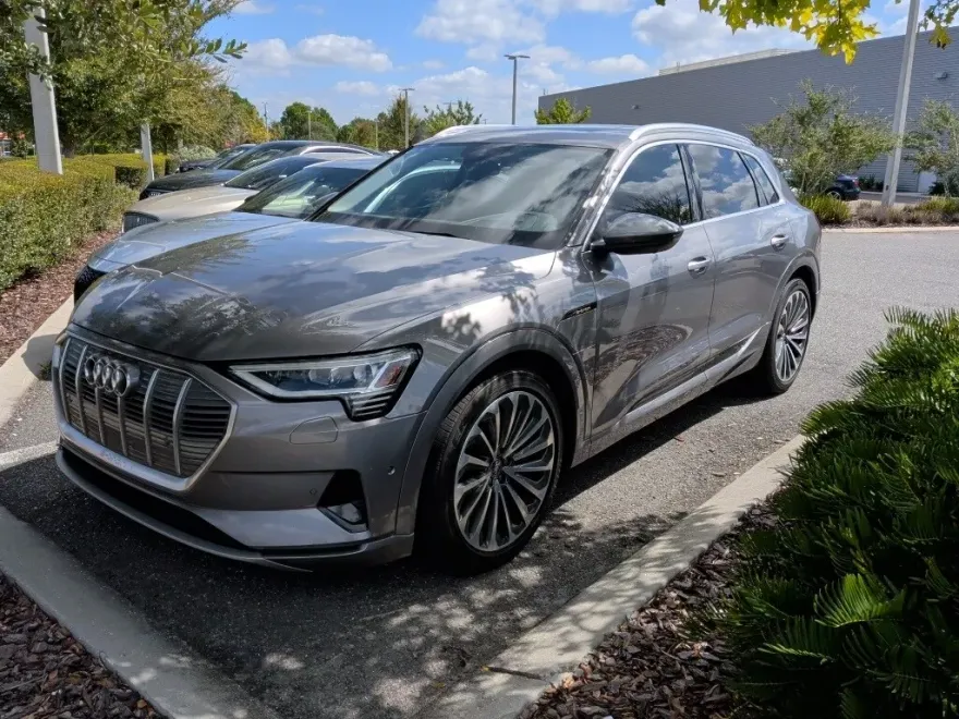 2019 Audi e-tron Prestige photo 1