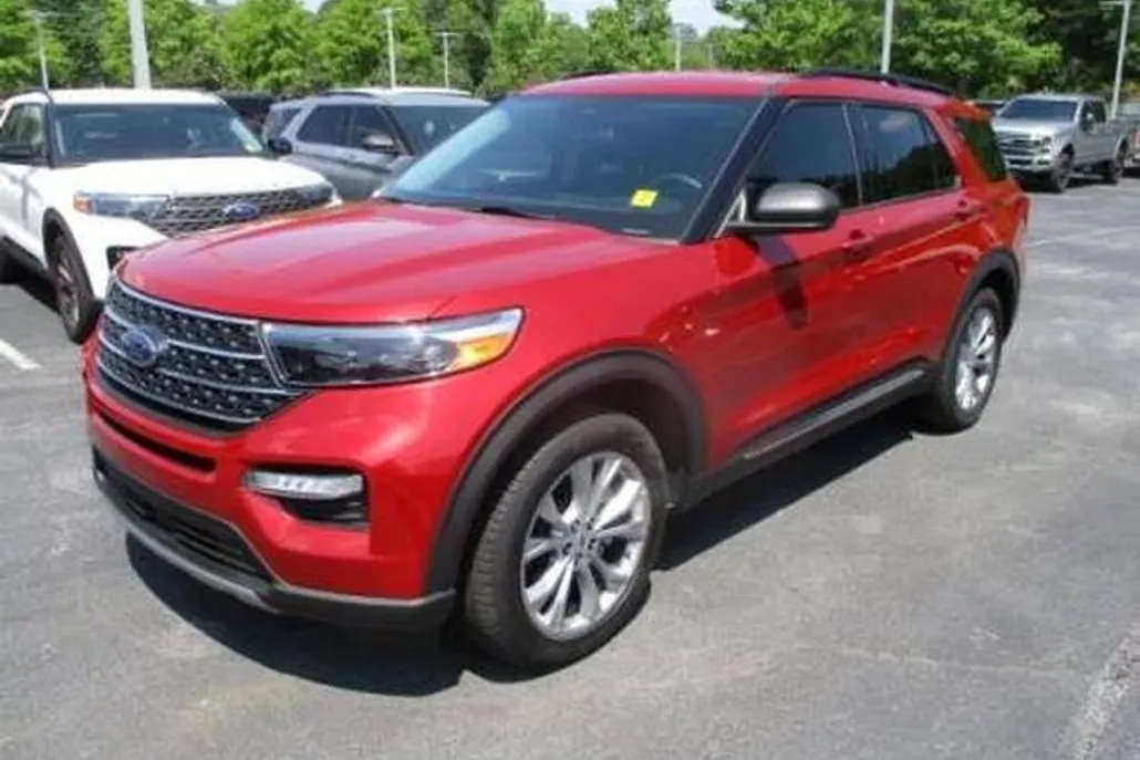 2023 Ford Explorer XLT photo 1