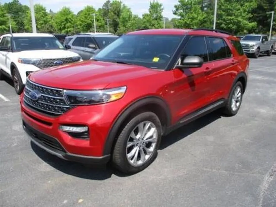 2023 Ford Explorer XLT photo 1