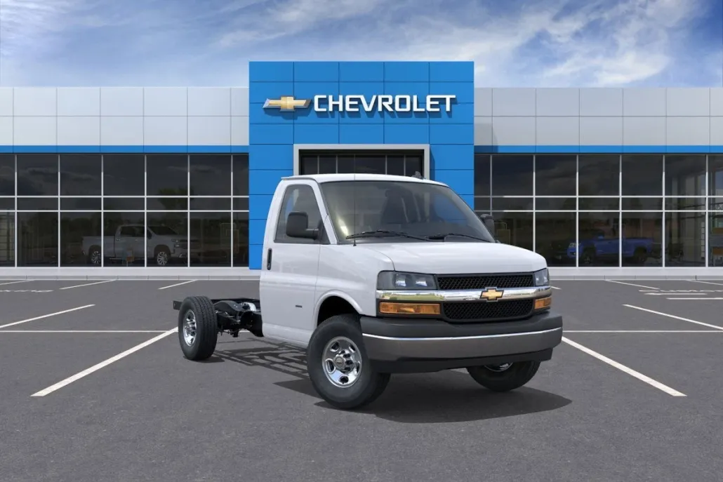 2025 Chevrolet Express Cutaway 3500 photo 1