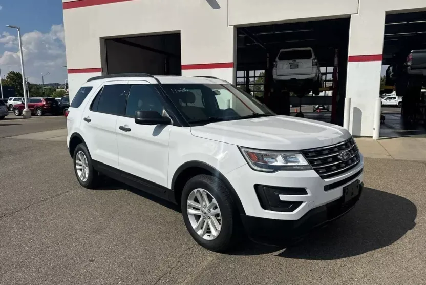 2017 Ford Explorer Base photo 1