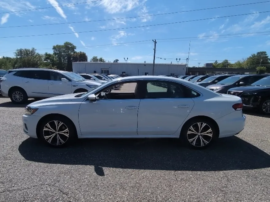 2021 Volkswagen Passat 2.0T SE photo 1