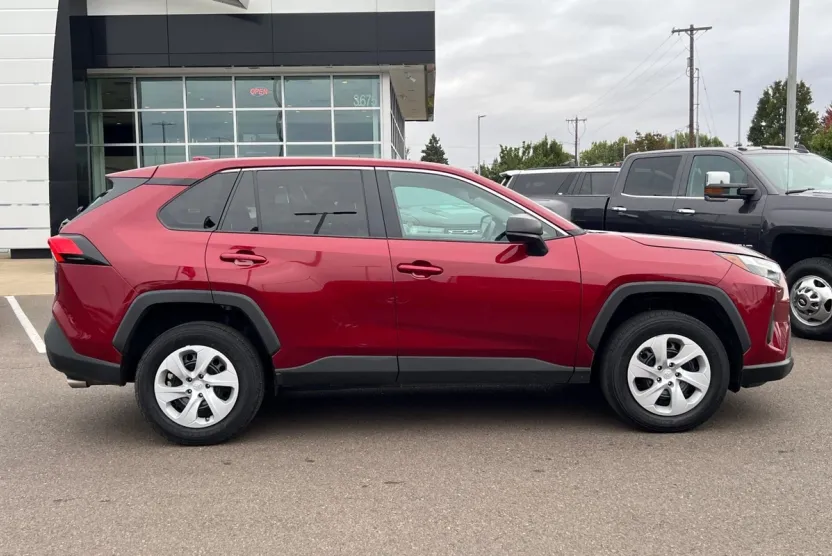 2024 Toyota RAV4 LE photo 1