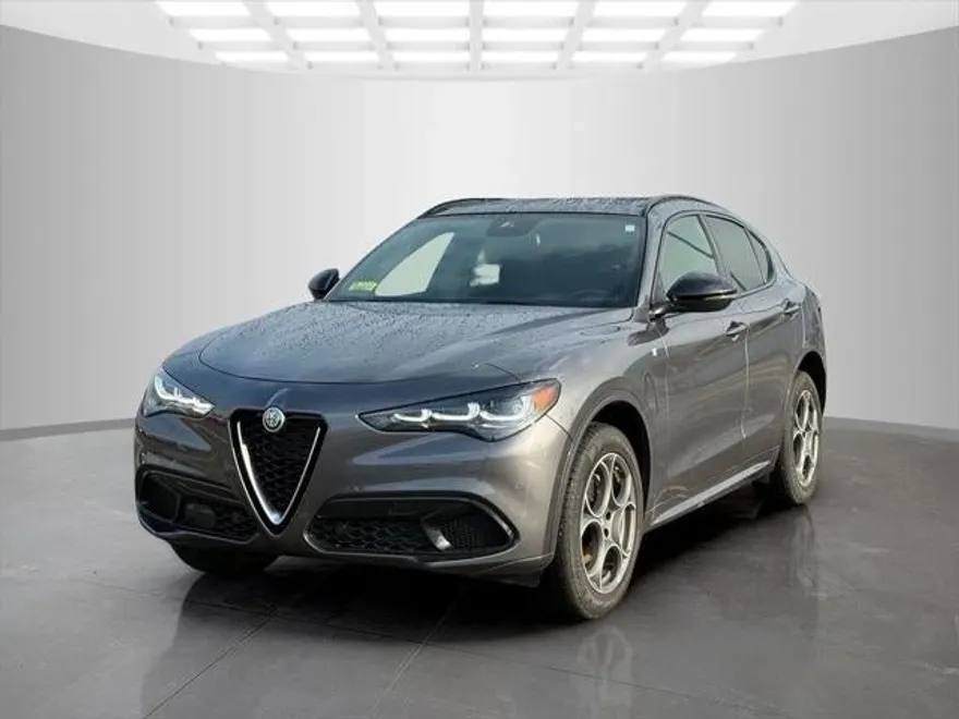 2024 Alfa Romeo Stelvio Ti photo 3