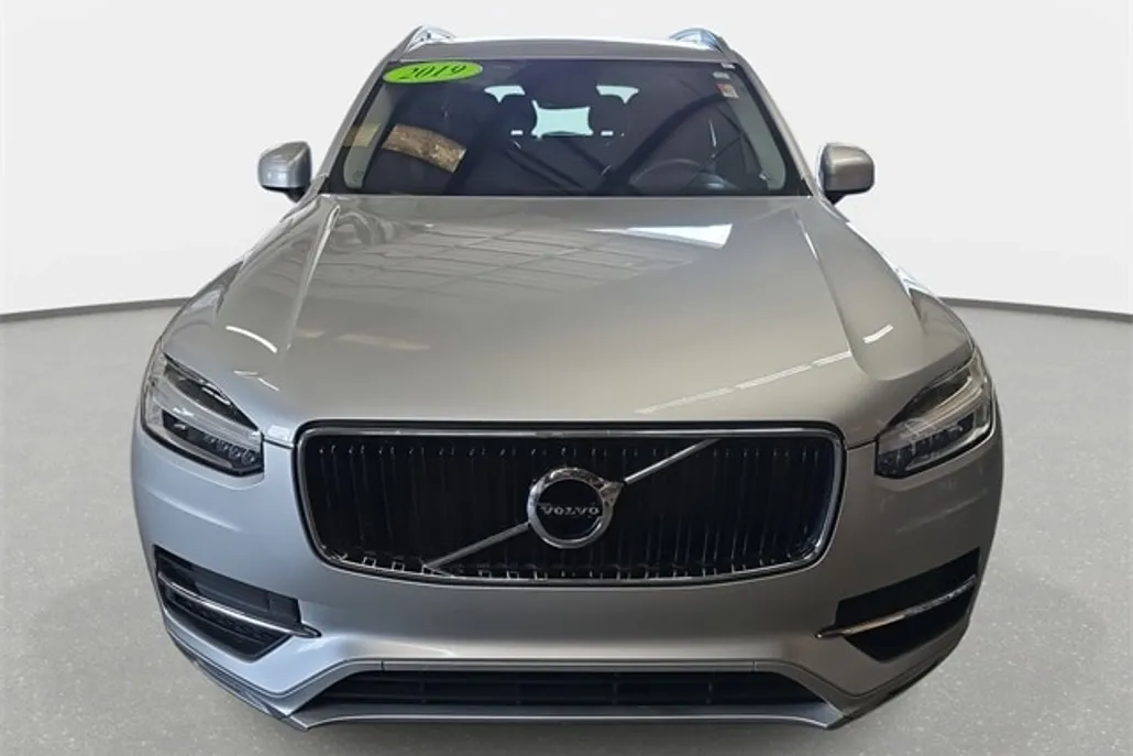 2019 Volvo XC90 T6 Momentum photo 1