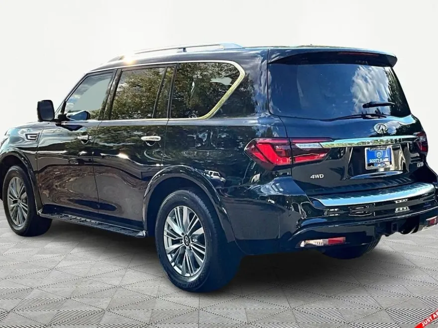 2023 Infiniti QX80 Luxe photo 1