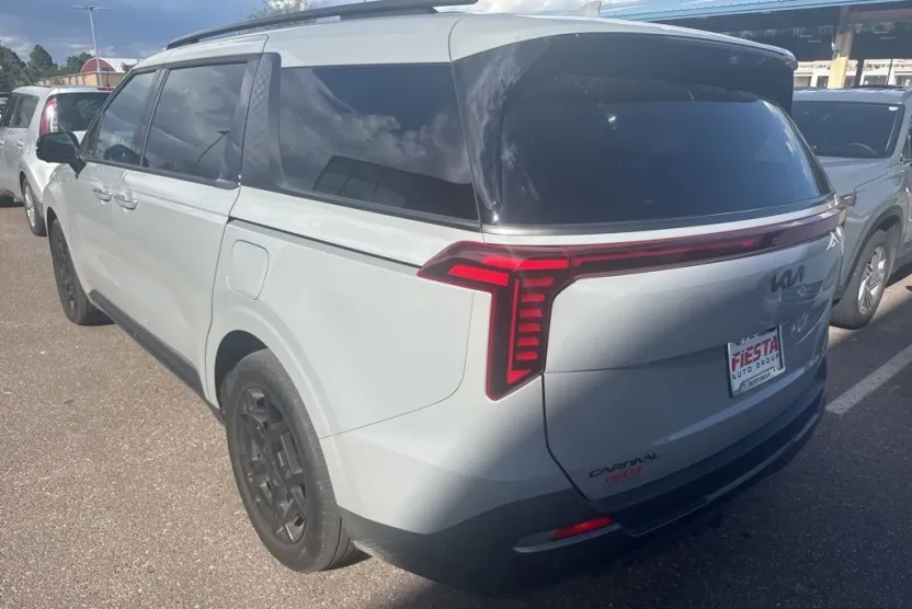2025 Kia Carnival SX Prestige photo 1