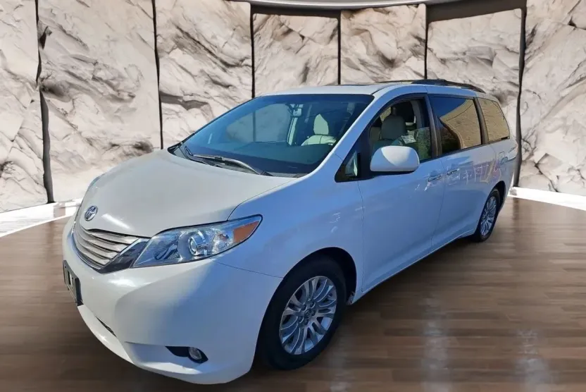 2011 Toyota Sienna XLE photo 1