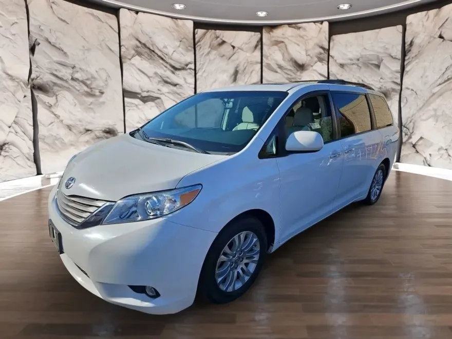 2011 Toyota Sienna XLE photo 1