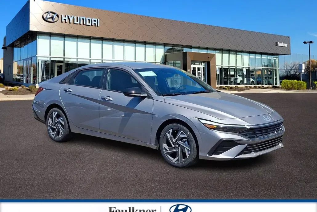 2025 Hyundai Elantra SEL Sport photo 1