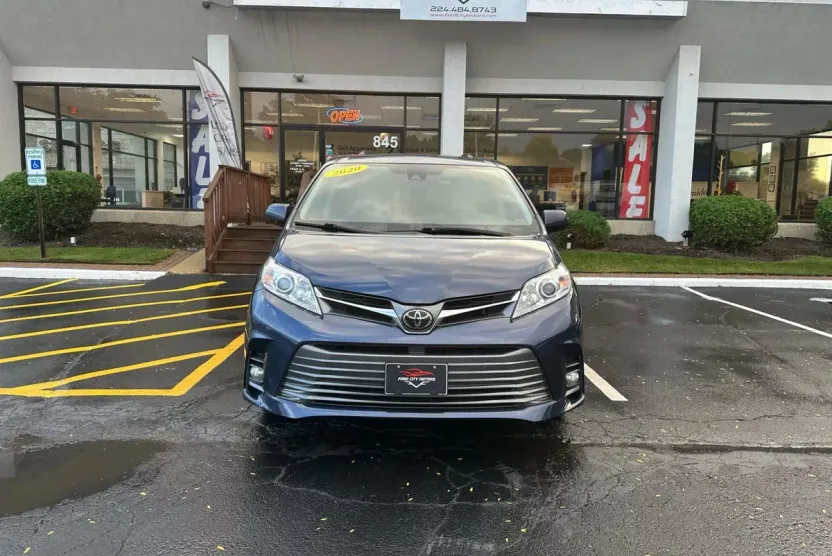 2020 Toyota Sienna XLE photo 1