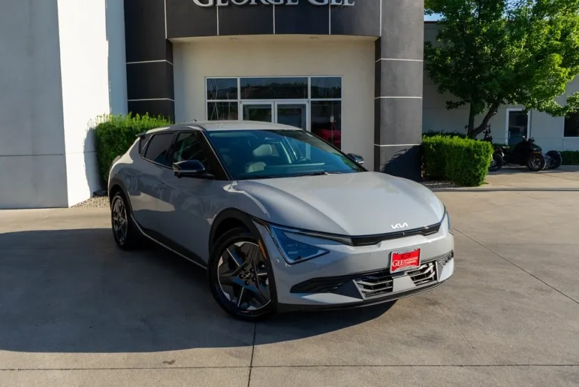 2025 Kia EV6 Light photo 1