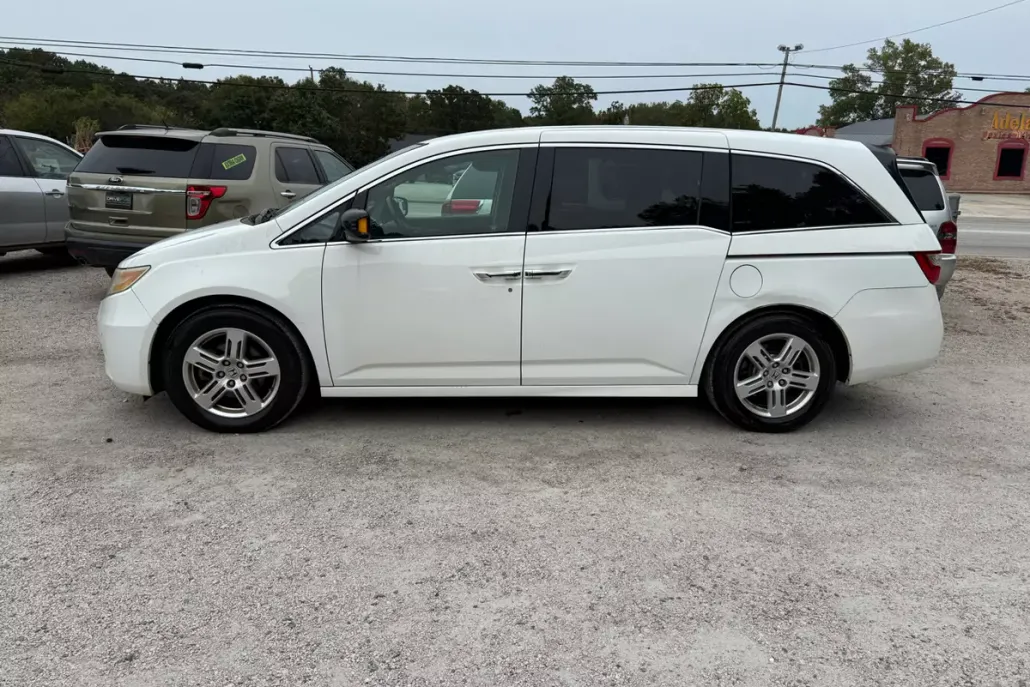 2011 Honda Odyssey Touring photo 1