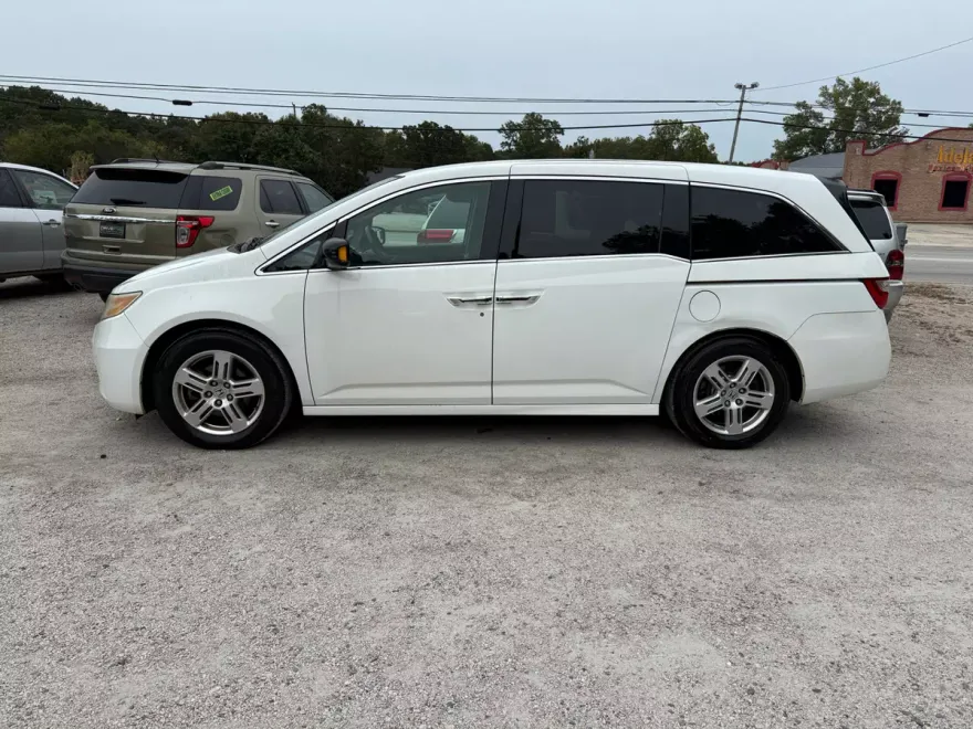 2011 Honda Odyssey Touring photo 1