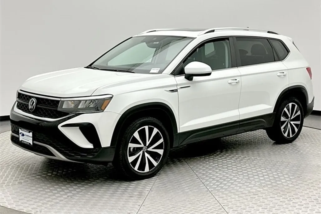 2023 Volkswagen Taos SE photo 1