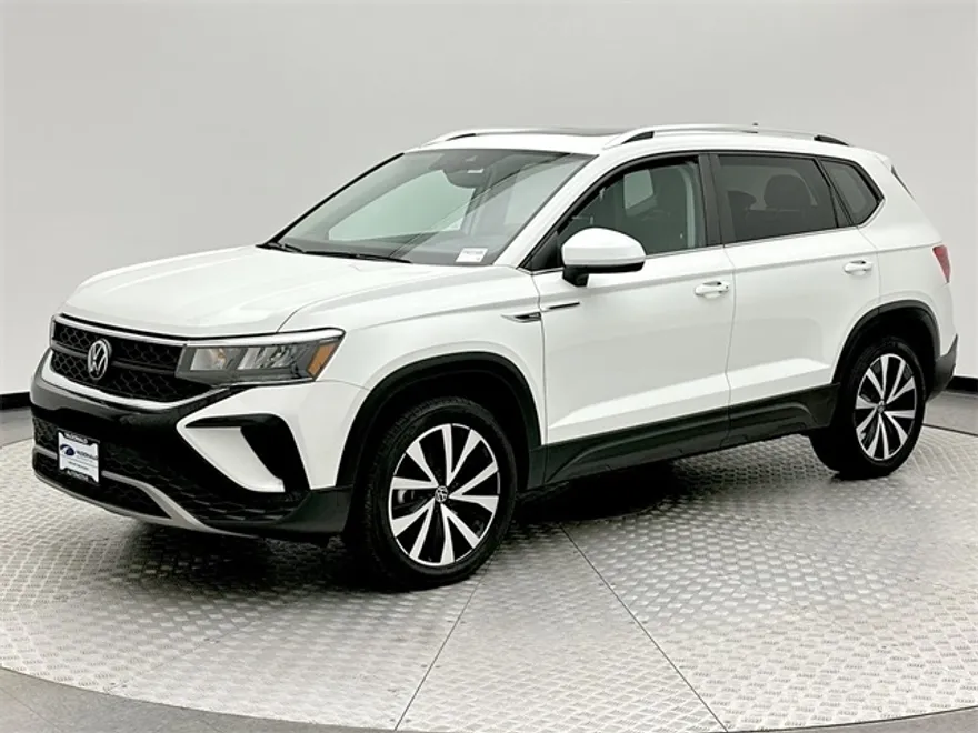2023 Volkswagen Taos SE photo 1