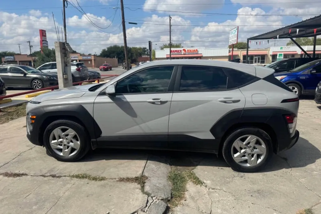 2024 Hyundai Kona SE photo 1