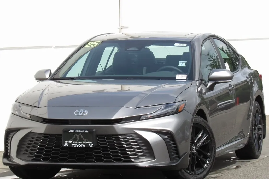 2025 Toyota Camry SE photo 1