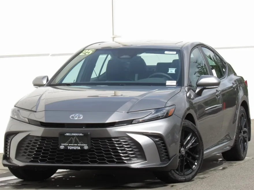 2025 Toyota Camry SE photo 1