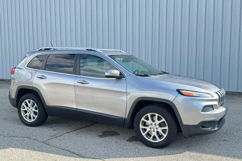 2016 Jeep Cherokee Latitude photo 1