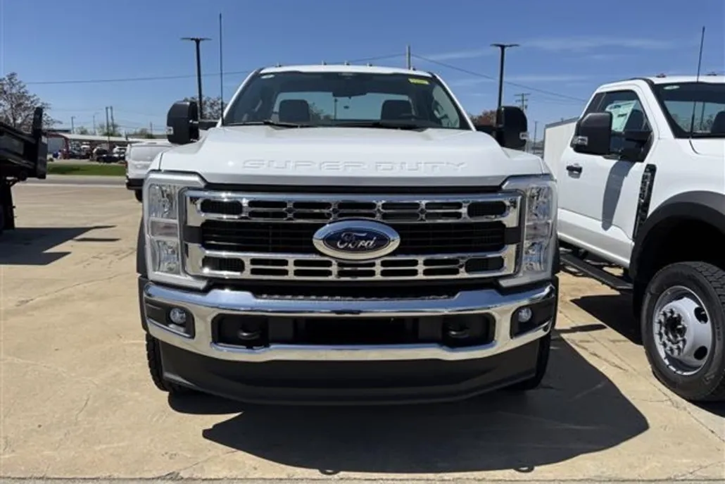 2025 Ford F-600 photo 1