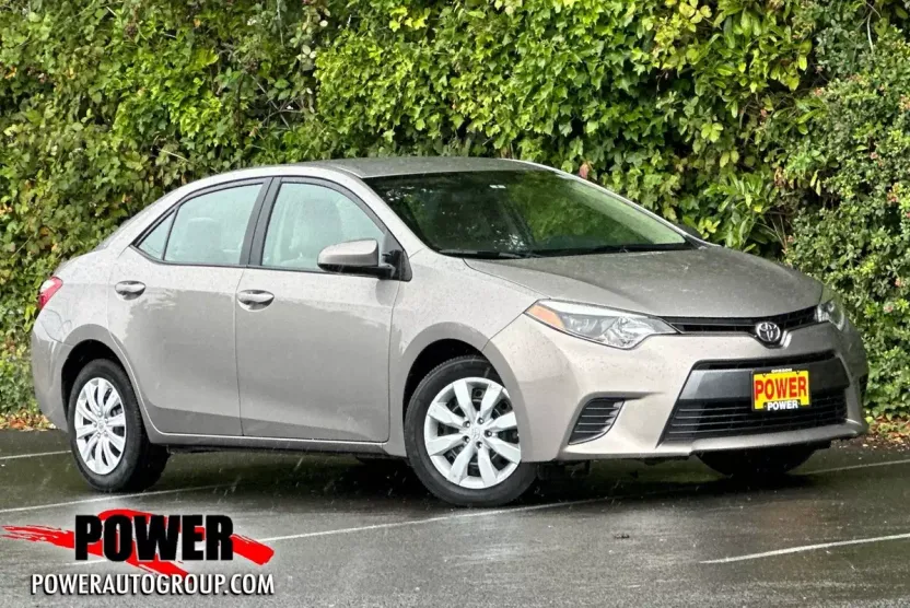 2016 Toyota Corolla LE photo 1