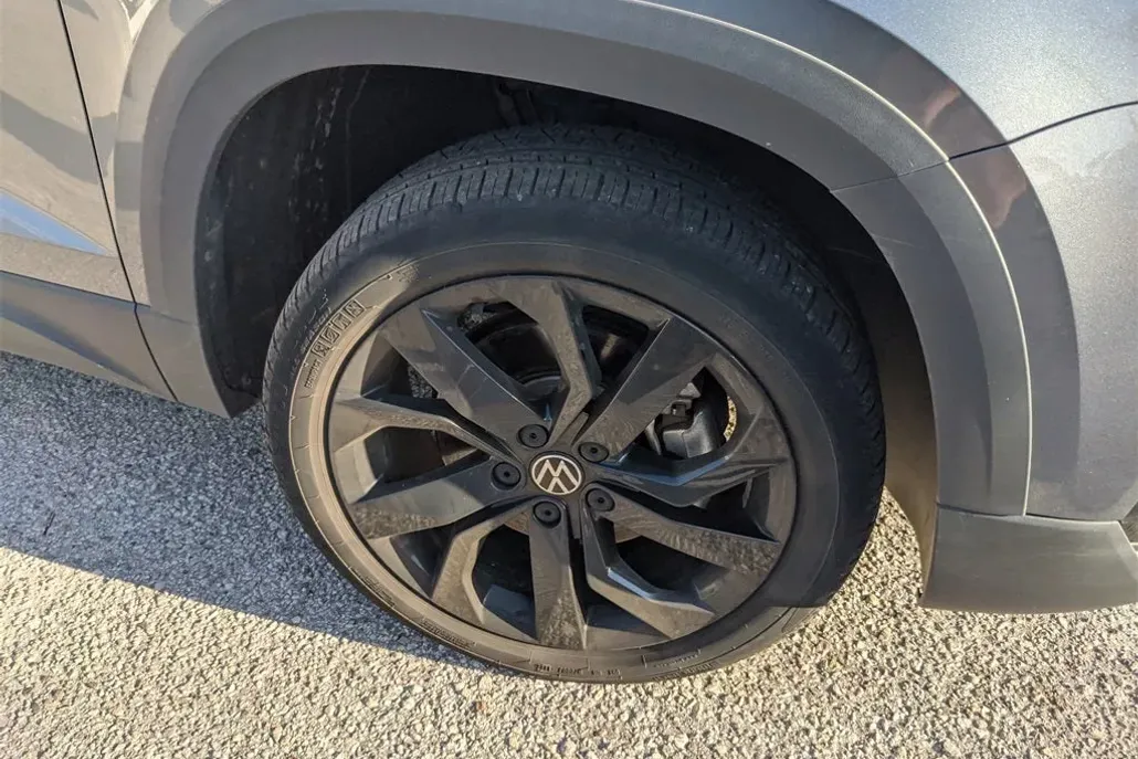 2022 Volkswagen Taos SE photo 1