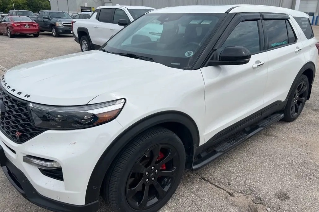 2022 Ford Explorer ST photo 1