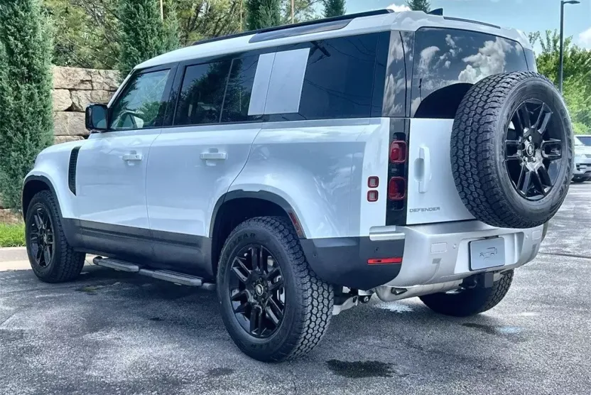 2025 Land Rover Defender 110 S photo 1