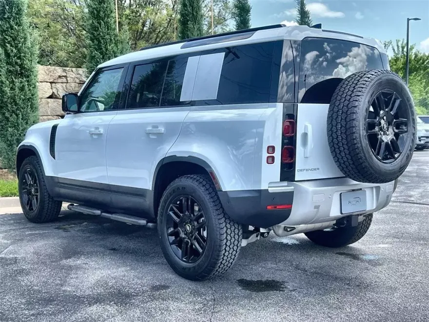 2025 Land Rover Defender 110 S photo 1