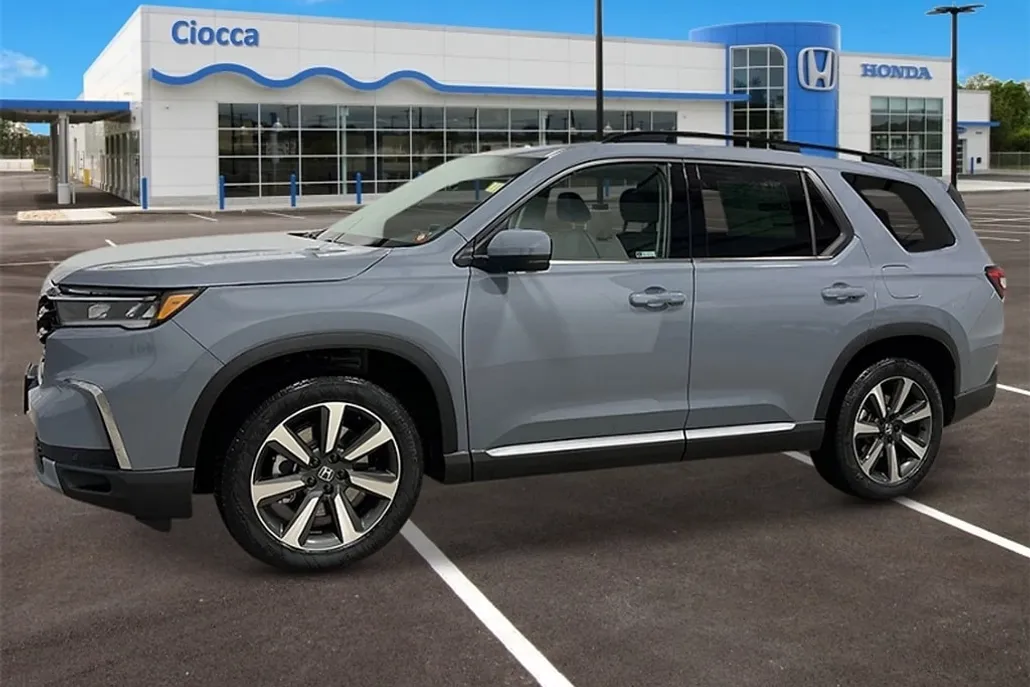2025 Honda Pilot Touring photo 1