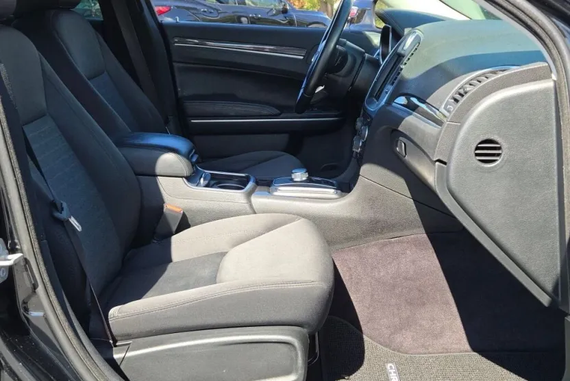 2018 Chrysler 300 Touring photo 1