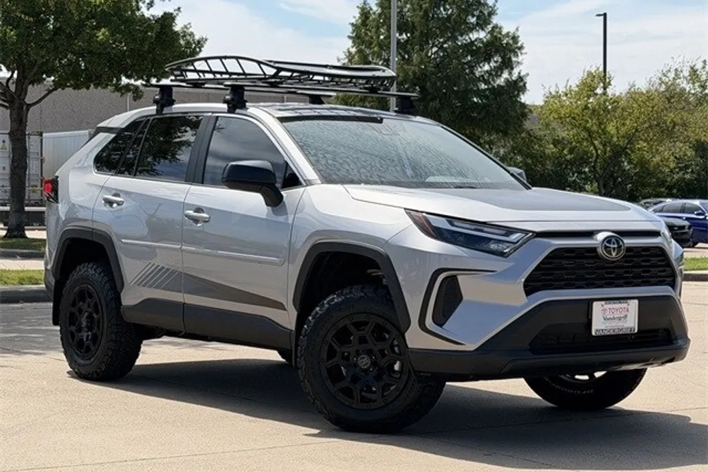 2024 Toyota RAV4 LE photo 1